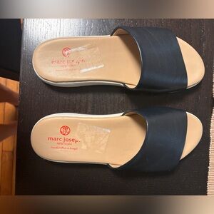 Brand new, never worn, Elizabeth slide .   Too small for me.